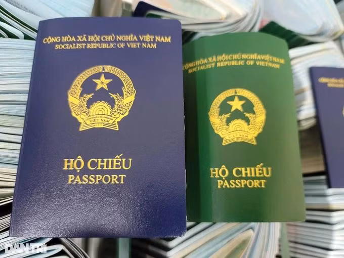 Hộ chiếu mẫu mới của Việt Nam có màu xanh tím than. Bên phải là hộ chiếu mẫu cũ