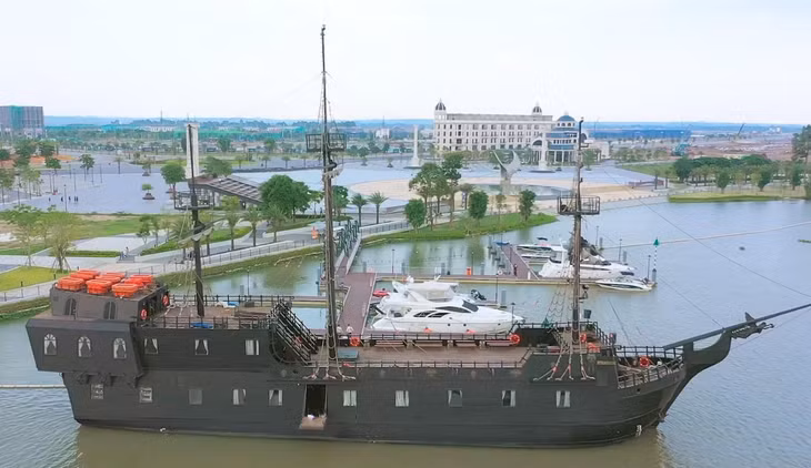 Aqua City có bến du thuyền đẳng cấp 5 sao, khu tổ hợp thể thao rộng 2.2 ha, trung tâm thương mại mua sắm Aqua Central Mall, hệ thống trường học và bệnh viện quốc tế…