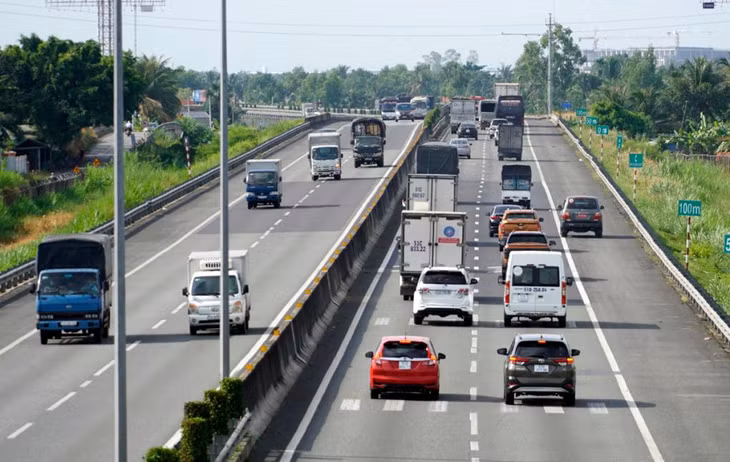 Xe chạy trên cao tốc TP.HCM - Trung Lương
