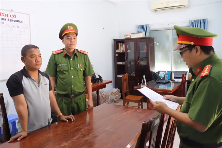 Bị can Đàng Thanh Ẩn nghe đọc quyết định khởi tố