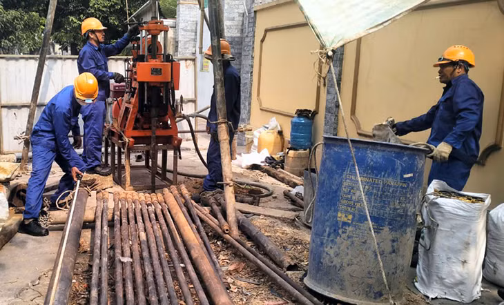 Công nhân khảo sát địa chất trước khi khởi công Dự án hầm chui ngã năm Phước Kiến