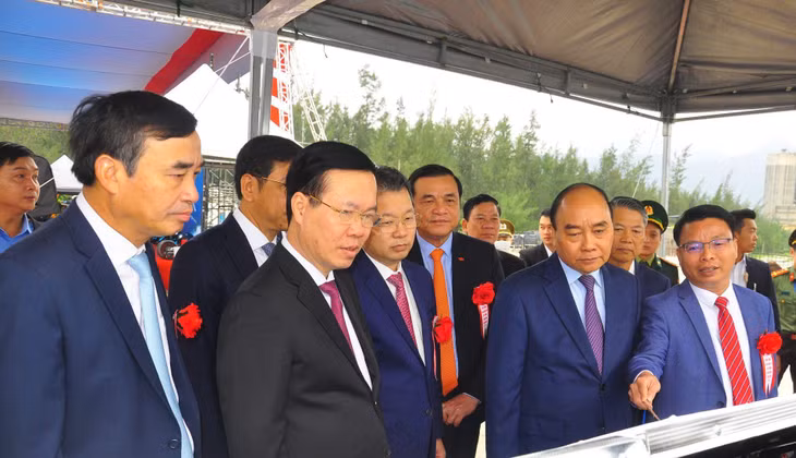 Trước khi dự Lễ khởi công, Chủ tịch nước Nguyễn Xuân Phúc, Thường trực Ban Bí thư Võ Văn Thưởng và các đại biểu đã khảo sát thực tế, nghe báo cáo quy hoạch vị trí xây dựng và phân kỳ đầu tư cảng Liên Chiểu.