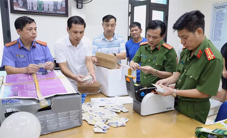 Lực lượng chức năng kiểm đếm tang vật vụ án