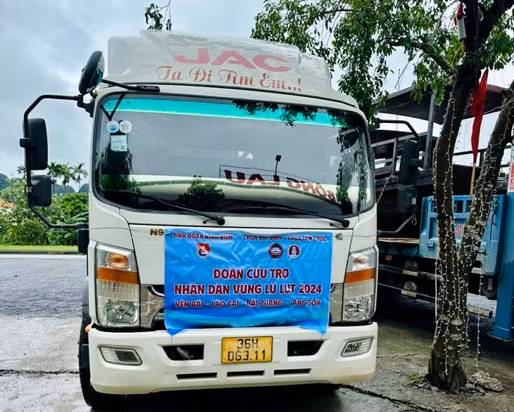 Xe chở hàng cứu trợ miễn phí đến vùng bão lũ. Ảnh minh họa