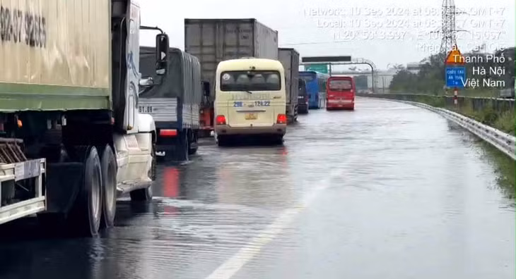 Ghi nhận hiện tượng ngập lụt trên cao tốc.