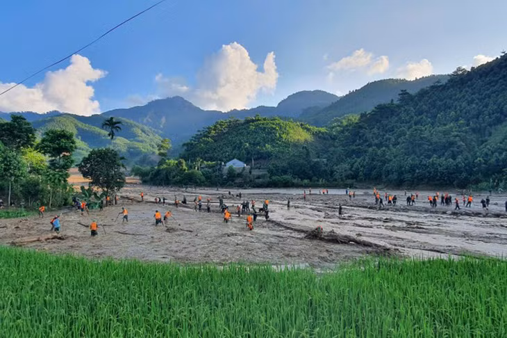 Bộ đội tìm kiếm người mất tích tại Làng Nủ (Lào Cai)