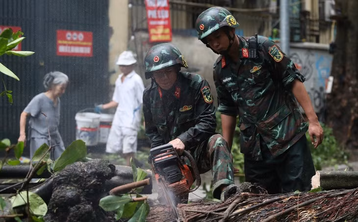 Các chiến sĩ thuộc Tiểu đoàn Công Binh 544, Bộ tư lệnh Thủ đô Hà Nội hỗ trợ cưa dọn cây đổ sau bão Yagi