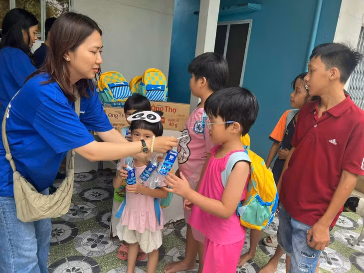 Các phần quà, sữa Vinamilk được trao tặng cho trẻ em có hoàn cảnh đặc biệt, khó khăn tại Cần Thơ dịp trung thu