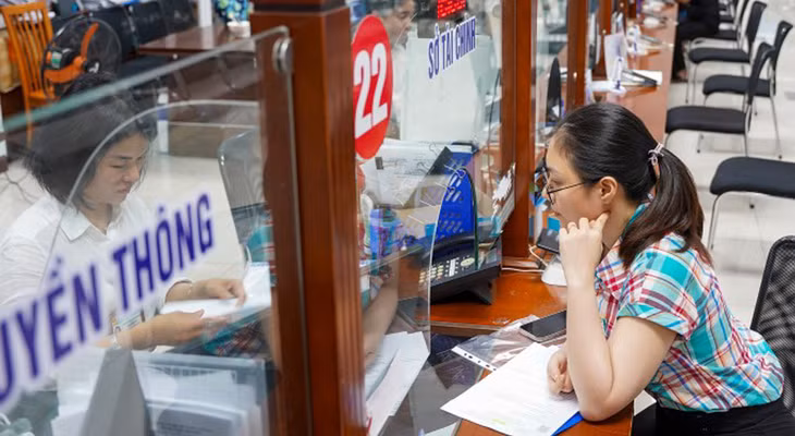 Người dân làm thủ tục hành chính