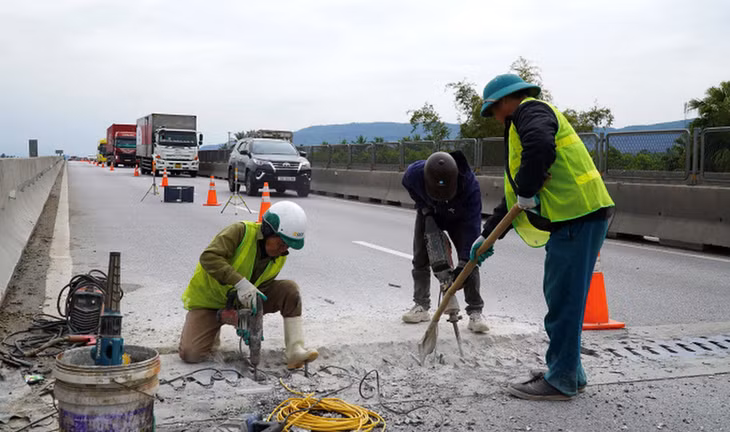 Nhà thầu sửa chữa khe co giãn trên đoạn cao tốc Quốc lộ 45 - Nghi Sơn