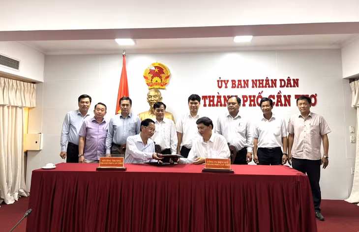 Ký kết thỏa thuận giữa Sở Công thương TP Cần Thơ và Công ty Điện lực TP Cần Thơ đẩy mạnh thực hiện tiết kiệm điện theo Chỉ thị 20/CT-TTg của Thủ tướng Chính phủ. Ảnh: EVNSPC