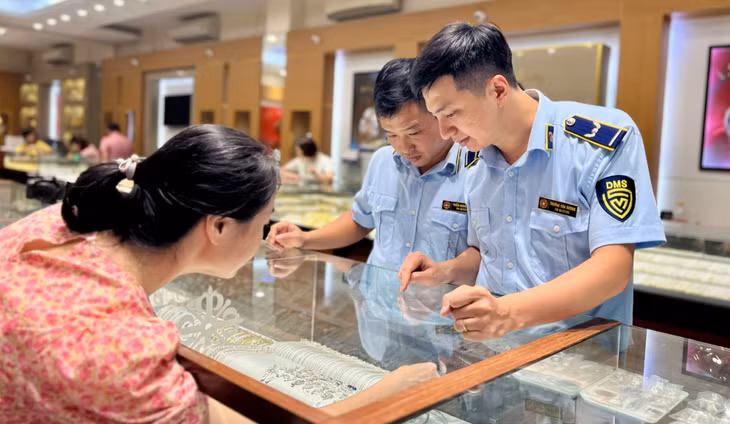 Tổng cục Quản lý thị trường kiểm tra cửa hàng vàng tại Hà Nội Tổng cục Quản lý thị trường kiểm tra cửa hàng vàng tại Hà Nội