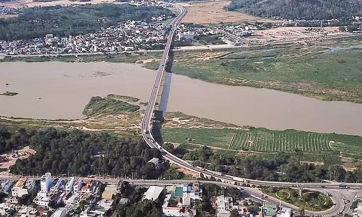Cầu Trà Khúc 2 qua sông cùng tên trên tuyến giao thông huyết mạch Quốc lộ 1A