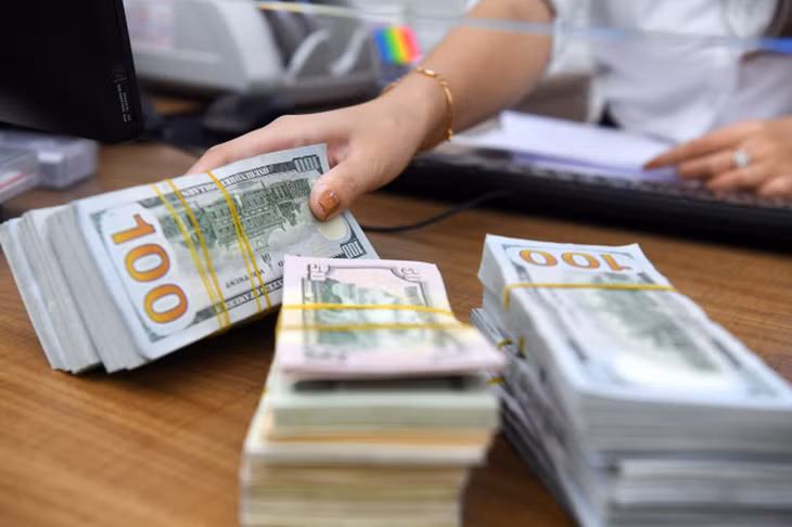 Giao dịch ngoại tệ tại một ngân hàng thương mại cổ phần
