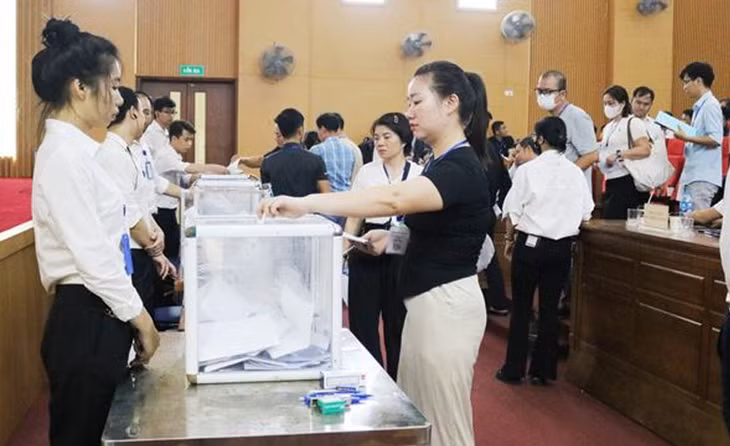 Khách hàng bỏ phiếu tại phiên đấu giá 54 thửa đất tại huyện Quốc Oai Khách hàng bỏ phiếu tại phiên đấu giá 54 thửa đất tại huyện Quốc Oai