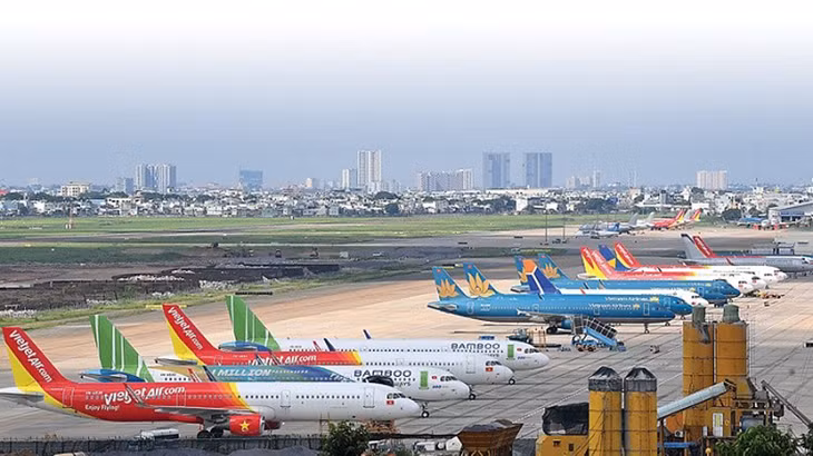 Bộ GTVT chịu trách nhiệm trước Chính phủ thực hiện quản lý nhà nước về hàng không dân dụng và giá dịch vụ vận chuyển hàng không.