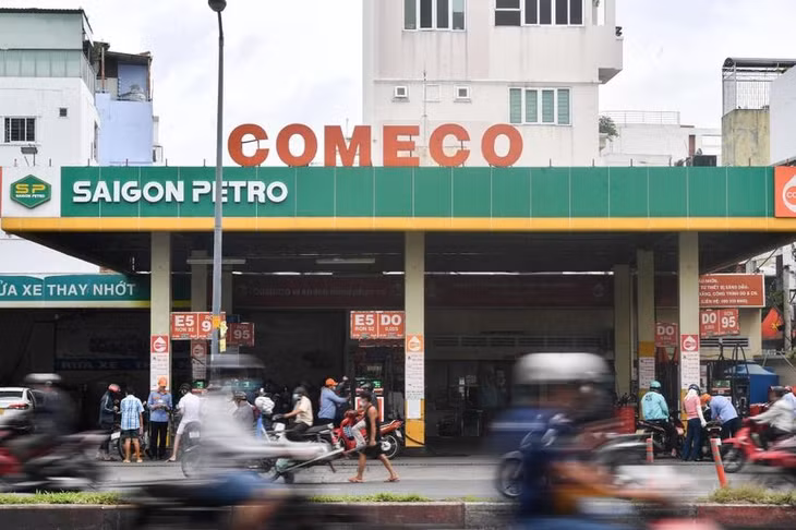 5 doanh nghiệp đầu mối vừa nhận được văn bản thông báo về việc tạm dừng áp dụng hình thức xử phạt bổ sung tước giấy phép kinh doanh xuất khẩu, nhập khẩu xăng dầu