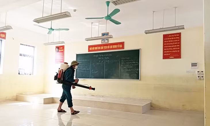 Phun vệ sinh khử khuẩn trường học tại xã Nam Phương Tiến