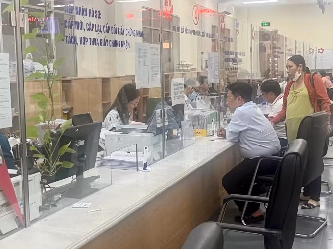 Người dân làm thủ tục tại một văn phòng đăng ký đất đai ở TP.HCM