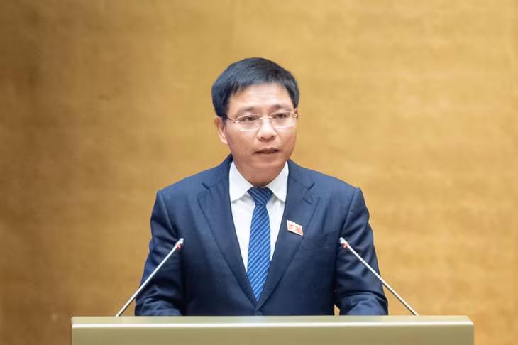 Thừa ủy quyền của Thủ tướng Chính phủ, Bộ trưởng Bộ Giao thông vận tải Nguyễn Văn Thắng trình bày Tờ trình