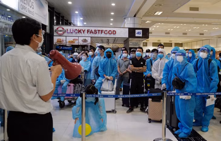 Người dân về từ TP.HCM qua sân bay Nội Bài Người dân về từ TP.HCM qua sân bay Nội Bài