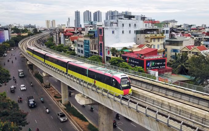 Đoàn tàu tuyến đường sắt đô thị số 3 (đoạn Nhổn - ga Hà Nội) chạy thử toàn tuyến trên cao