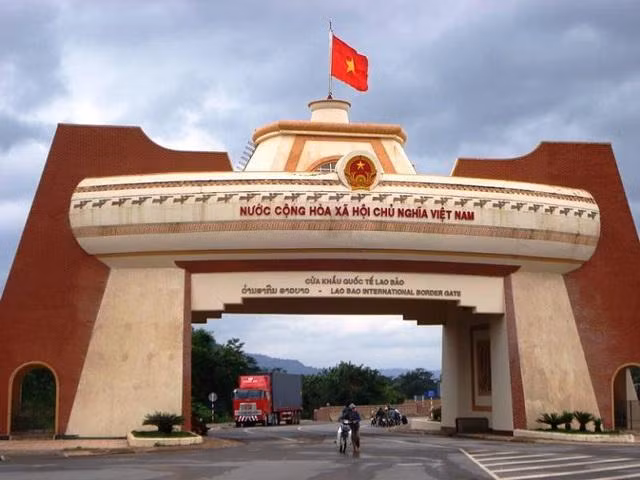 Cửa khẩu Lao Bảo, tỉnh Quảng Trị - là một trong 8 khu kinh tế được chọn đầu tư