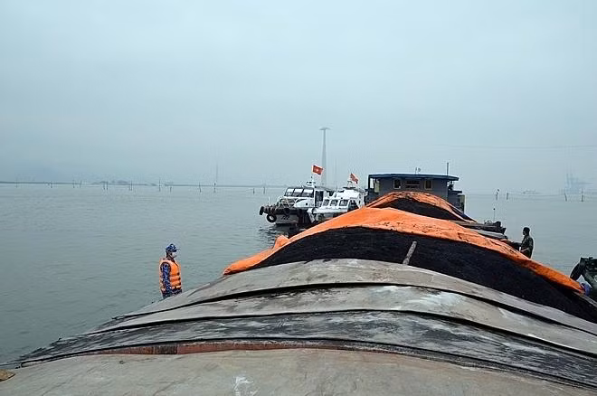 Lực lượng chức năng kiểm tra tàu chở than vi phạm Lực lượng chức năng kiểm tra tàu chở than vi phạm