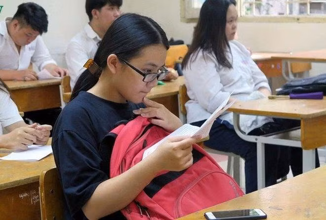 Nghi lộ đề, hàng nghìn học sinh lớp 9 phải dừng kiểm tra học kỳ I.