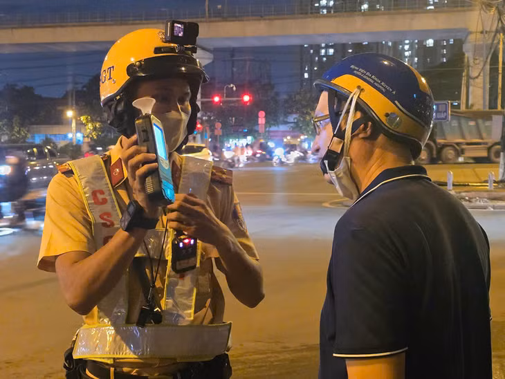 CSGT tập trung kiểm soát đảm bảo TTATGT xuyên Tết.