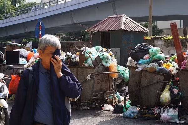 Người dân khốn khổ khi nhiều ngày sống chung với các đống rác thải hôi thối