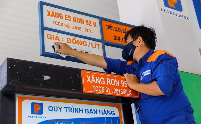 Nhân viên cây xăng trên đường Hai Bà Trưng (Quận 1, TP.HCM) thay đổi giá bán Nhân viên cây xăng trên đường Hai Bà Trưng (Quận 1, TP.HCM) thay đổi giá bán