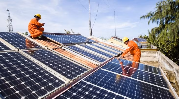 Đến 2025, Hà Nội lắp đặt đồng bộ điện mặt trời mái nhà. Ảnh minh họa: KT Đến 2025, Hà Nội lắp đặt đồng bộ điện mặt trời mái nhà. Ảnh minh họa: KT
