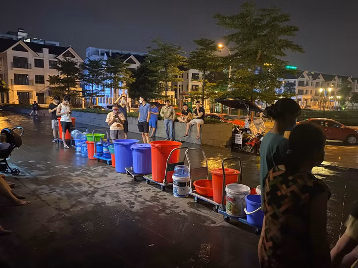 Từ 20 giờ ngày 29/10 đến 15 giờ ngày 30/10, một số toà chung cư tại các quận: Cầu Giấy, Nam Từ Liêm, Thanh Xuân, Hà Đông… bị tạm cắt nước sạch sông Đà. Ảnh minh họa