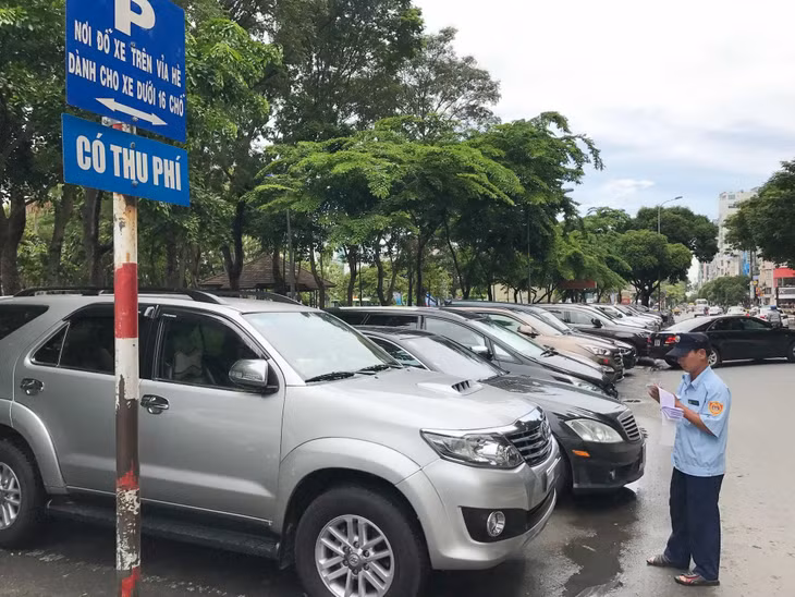 Một điểm đỗ xe có thu phí trên đường tại TP.HCM