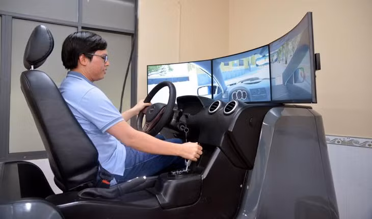 Học viên lái xe học thực hành lái xe trên cabin điện tử. Học viên lái xe học thực hành lái xe trên cabin điện tử.