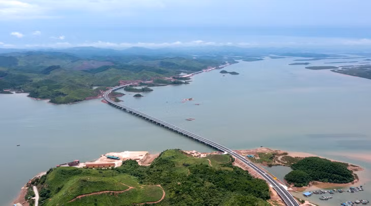 Cao tốc Vân Đồn - Móng Cái là một trong những cao tốc sở hữu nhiều cây cầu vượt biển, vượt sông suối với 32 cây cầu trên tuyến chính với tổng chiều dài là hơn 7,9km (chiếm 10% tổng chiều dài tuyến). Trong ảnh là cầu Vân Tiên nằm trong gói dự án 16km sử dụng vốn ngân sách nhà nước.