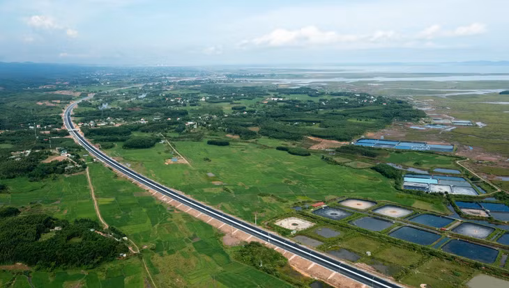 Cao tốc Vân Đồn - Móng Cái có tổng chiều dài khoảng 80km, là chặng cuối của tuyến cao tốc liên tỉnh Hải Phòng - Quảng Ninh (CT.06) từ cầu Bạch Đằng đến TP Móng Cái, có chiều dài khoảng 175km. Đoạn cao tốc Vân Đồn - Móng Cái gồm 2 dự án: Tuyến Vân Đồn - Tiên Yên dài hơn 16km sử dụng vốn ngân sách nhà nước; Tuyến Tiên Yên - Móng Cái có chiều dài 63km được đầu tư theo hình thức BOT (đầu tư - khai thác - chuyển giao) do Công ty TNHH Đầu tư và phát triển hạ tầng Vân Đồn là chủ đầu tư.