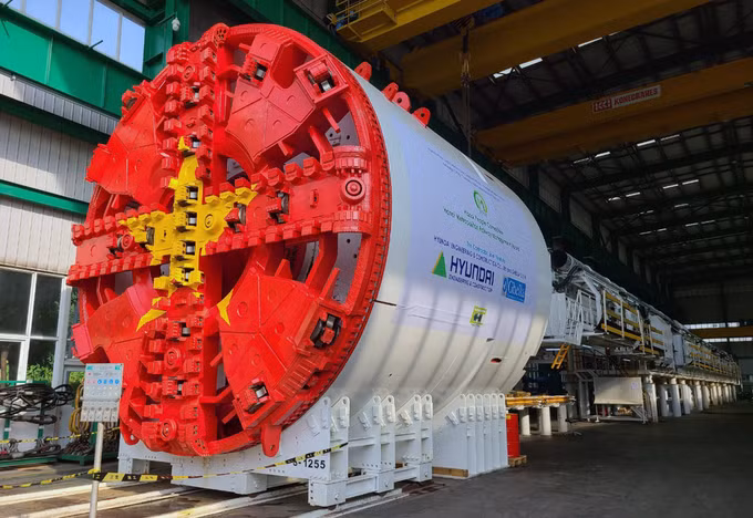 Robot đào hầm giống máy khoan hình trụ nằm ngang với đường kính 7-17,5 m, đủ để chứa thiết bị máy móc và công nhân ở bên trong để vận hành Robot đào hầm giống máy khoan hình trụ nằm ngang với đường kính 7-17,5 m, đủ để chứa thiết bị máy móc và công nhân ở bên trong để vận hành