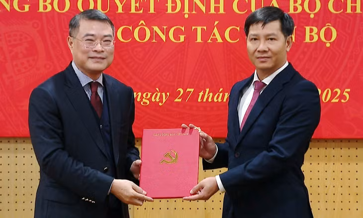 Trưởng ban Tổ chức Trung ương Lê Minh Hưng trao quyết định của Bộ Chính trị điều động, bổ nhiệm ông Nguyễn Thành Tâm giữ chức Phó Trưởng ban Tổ chức Trung ương