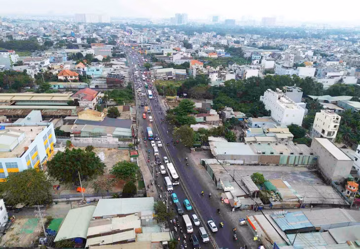 TP.HCM mở rộng Quốc lộ 13 lên 60m để xóa ùn tắc