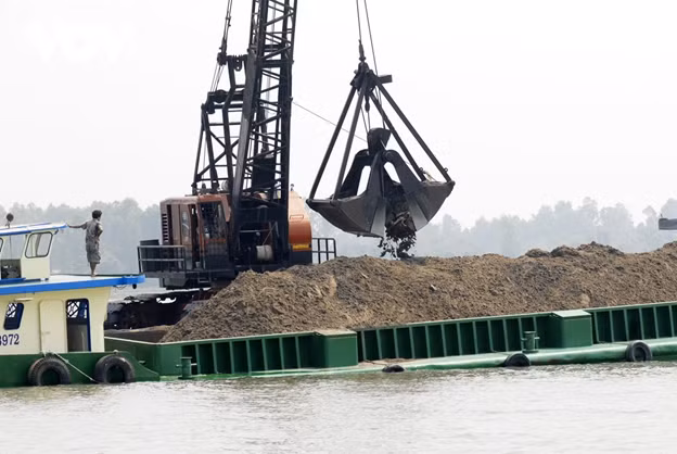 Doanh nghiệp tại tỉnh Vĩnh Long bị phạt gần 10 tỷ đồng vì khai thác cát lậu. Ảnh minh họa