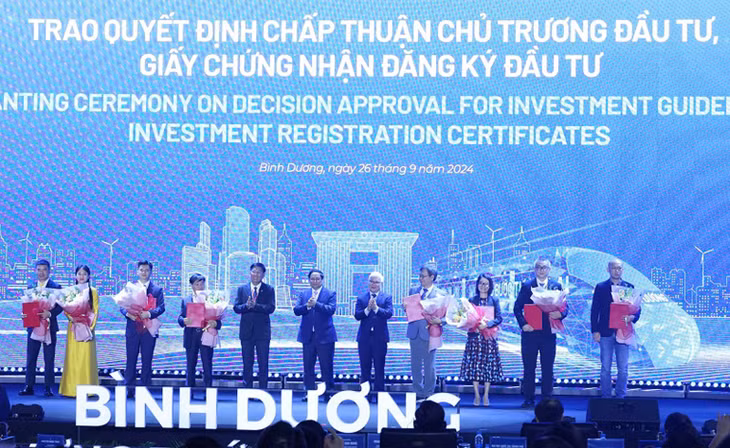 Thủ tướng Chính phủ Phạm Minh Chính chúc mừng các doanh nghiệp được trao quyết định đầu tư