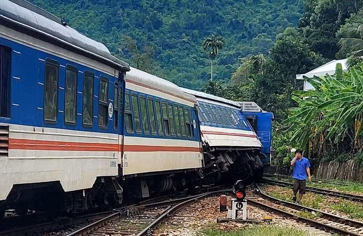 Tàu SE11 trật bánh tại đoạn ghi chuyển hướng ga Lăng Cô