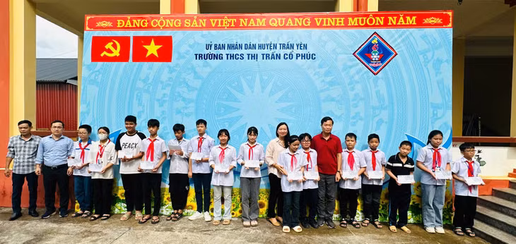 Báo Đấu thầu tặng học bổng cho các em học sinh Trường THCS thị trấn Cổ Phúc bị ảnh hưởng bởi cơn bão số 3