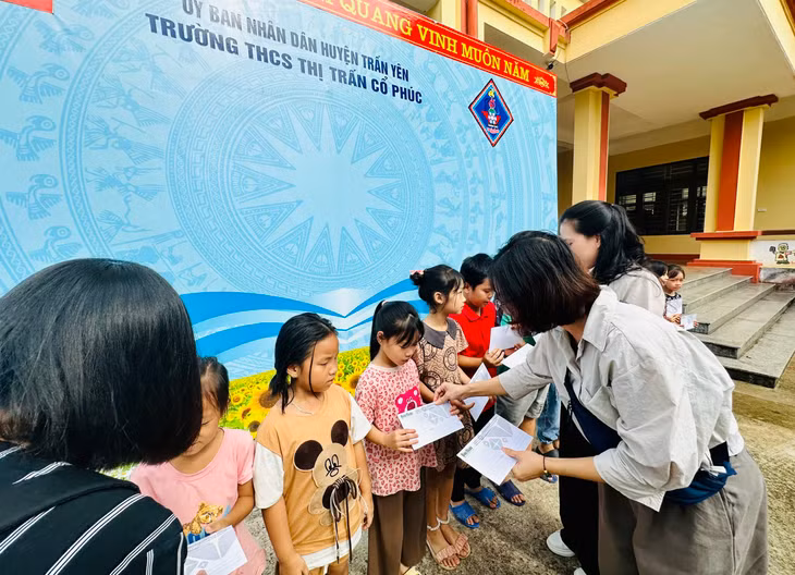Báo Đấu thầu tặng học bổng cho các em học sinh Trường tiểu học thị trấn Cổ Phúc bị ảnh hưởng bởi cơn bão số 3