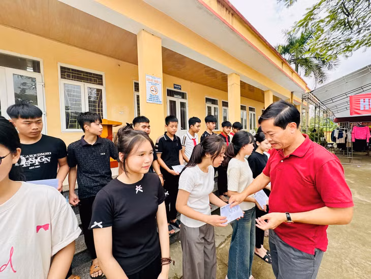 Tổng Biên tập Báo Đấu thầu Đỗ Xuân Khánh tặng học bổng cho các em học sinh Trường tiểu học và trung học cơ sở Số 1 Y Can bị ảnh hưởng bởi cơn bão số 3 tại xã Y Can