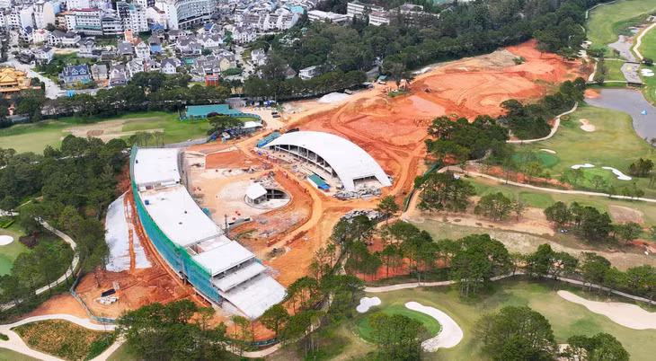 Tòa nhà 4 tầng bên phải diện tích sàn 17.000 m2 bị xác định xây không phép, tòa nhà mái vòm đằng sau xây sai phép hơn 3.000 m2 Tòa nhà 4 tầng bên phải diện tích sàn 17.000 m2 bị xác định xây không phép, tòa nhà mái vòm đằng sau xây sai phép hơn 3.000 m2