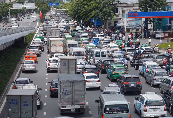 Ôtô nối đuôi nhau trên đường Trường Sơn trước cổng sân bay Tân Sơn Nhất Ôtô nối đuôi nhau trên đường Trường Sơn trước cổng sân bay Tân Sơn Nhất