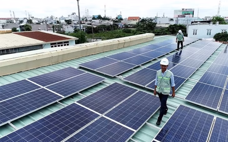 Hệ thống điện mặt trời mái nhà được lắp trên nóc một trụ sở doanh nghiệp tại TP.HCM